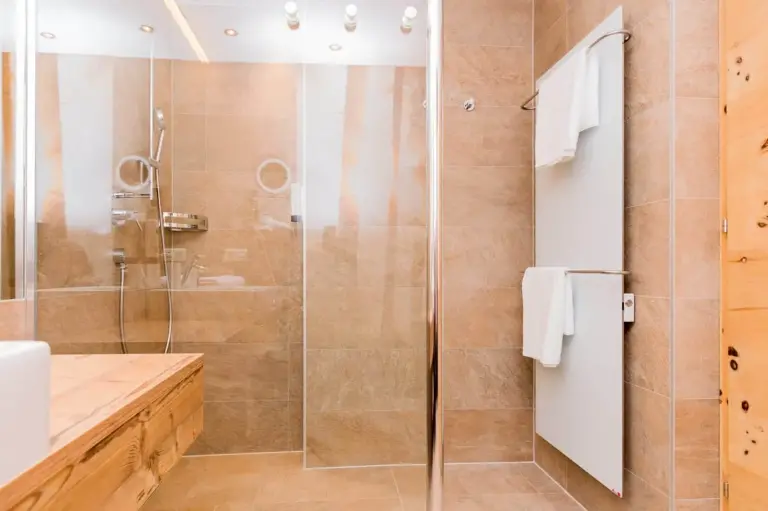 Handtuchtrockner mit Infrarottechnik als perfekte Heizlösung im Badezimmer